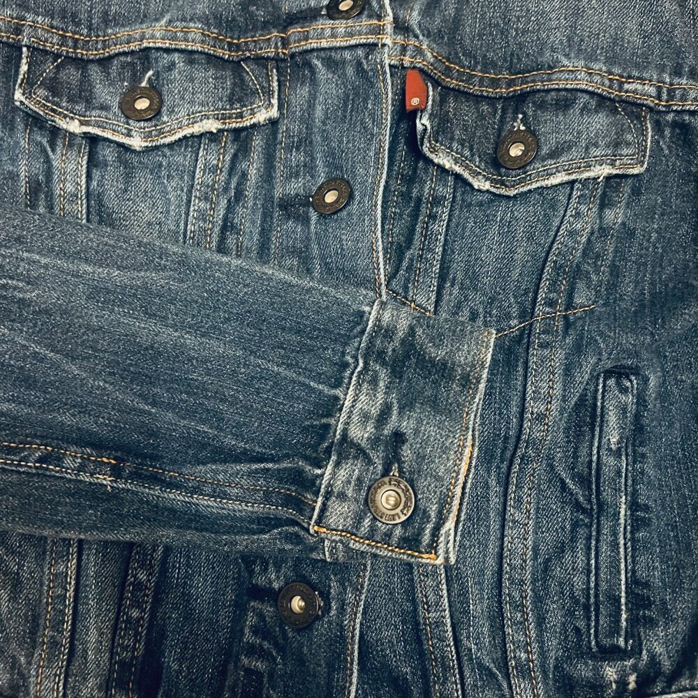 ⭐️HOST PICK - Levi's XS Trucker Jean Denim Jacket - Medium Blue - LIKE NEW - Picture 5 of 10